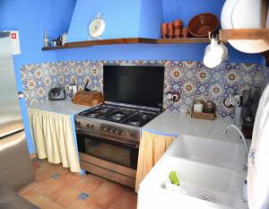 A kitchen or kitchenette at Casa Azul