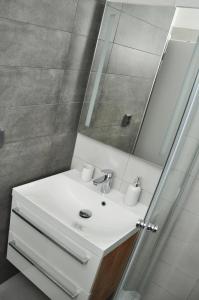 bagno con lavandino bianco e specchio di Apartmány Stožec - Bella Premium a Stožec