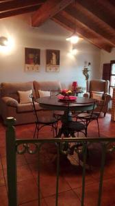 sala de estar con mesa y sofá en Las Casucas de Gema en Isla