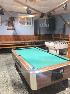 a pool table in the middle of a room at Hostal Sanpatiel in Polientes