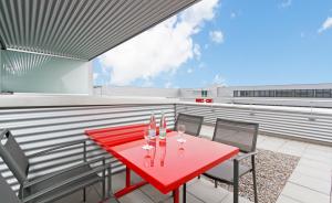 En balkong eller terrasse på SwissEver Zug Swiss Quality Hotel