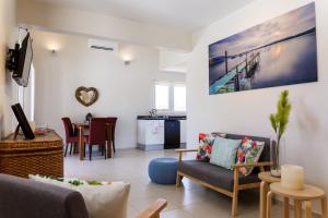sala de estar con sofá y mesa en Aruba Boutique Apartments - Adults Only, en Noord