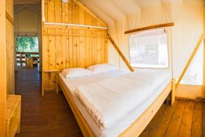 uma cama grande num quarto com uma janela em SunFlower Camping Savudrija em Savudrija