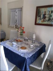 Ioppolo GiancaxioにあるLa Bouganvilleの青いテーブルクロスを掛けたテーブル