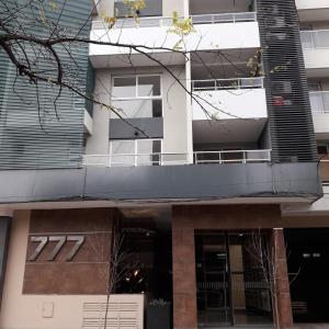 un edificio con el número en él en Departamento Albaluz Barrio Sur en San Miguel de Tucumán
