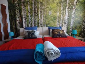 1 dormitorio con 2 camas y un mural de árboles en Apartment Vagueira, en Gafanha da Vagueira