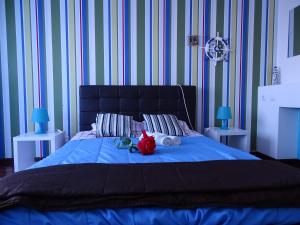 un dormitorio con una cama azul con un animal de peluche rojo en Apartment Vagueira, en Gafanha da Vagueira