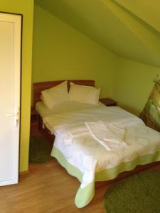 Un pat sau paturi într-o cameră la Pensiunea Popasul Dacilor