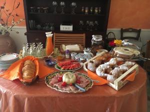 uma mesa com pão e outros alimentos em B&B Valoroso Village em Licata