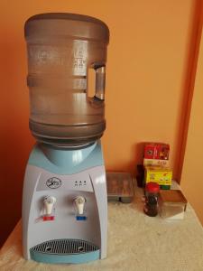 Utensilios para hacer té y café en Chapelet Hostal