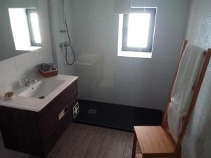 Ett badrum på Casas do Pedro T1