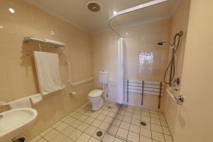 een badkamer met een toilet, een douche en een wastafel bij Forbes Victoria Inn in Forbes