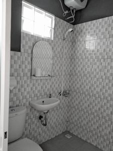 de' GREEN Cibubur في Cibubur: حمام مع حوض ومرحاض ومرآة
