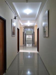 un couloir dans un bâtiment aux murs blancs et au plafond dans l'établissement de' GREEN Cibubur, à Cibubur