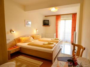 1 Schlafzimmer mit 2 Betten und einem Fenster in der Unterkunft Erlebnisbauernhof Urak in Sankt Kanzian am Klopeiner See