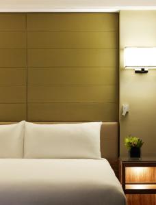 a bedroom with a bed with a green wall at Grand Hyatt Melbourne in Melbourne