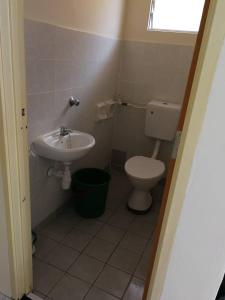 タンジュン・マリムにあるA1-04-03 Damiana Apartmentの洗面台とトイレ付きの小さなバスルーム