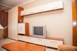 ザポリージャにある2 Rooms Apartment 80 Nezalezhnoi Ukrainy Str. Luxury class. Centreのリビングルーム(ドレッサー内のテレビ付)