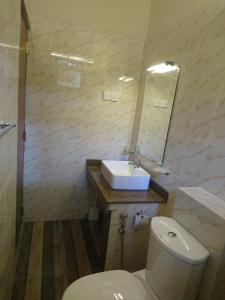 卡塔拉伽馬的住宿－Shiva Rest Katharagama，浴室配有白色卫生间和盥洗盆。