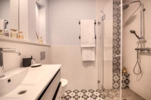特拉維夫的住宿－Yohanan HaSandlar，带淋浴和盥洗盆的白色浴室