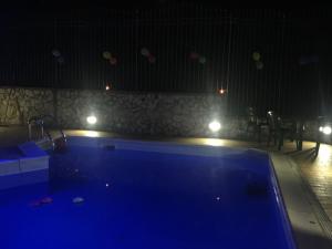 - une piscine de nuit avec des ballons au-dessus dans l'établissement I Giardini di Capodimonte 2, à Naples