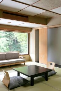 sala de estar con sofá y mesa de centro en Honjin, en Izunokuni