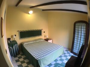 sypialnia z łóżkiem i szachownicą w obiekcie Corte Arrubia w mieście Monastir