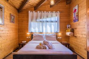 Postel nebo postele na pokoji v ubytování Nof Tzameret Cabins