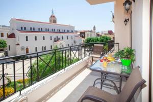 ein Balkon mit Tisch und Stühlen und Aussicht in der Unterkunft Afroditi in Rethymno