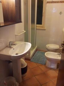 A bathroom at Agriturismo Casa degli Archi