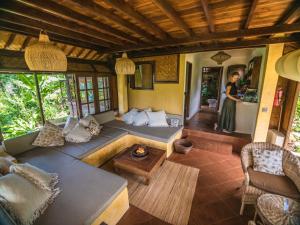 Posezení v ubytování Sarinbuana Eco Lodge