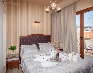 een slaapkamer met een bed en een tafel met handdoeken bij Afroditi in Rethimnon