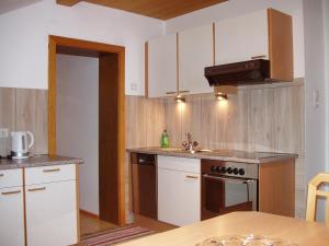 A kitchen or kitchenette at Haus Sonnleite