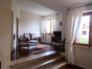 ein Wohnzimmer mit einem Sofa und einem Tisch in der Unterkunft Il Sestante in Civitanova Marche