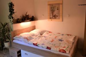 ein kleines Bett in einem Schlafzimmer mit in der Unterkunft Ferienhaus Reher in Krummsee