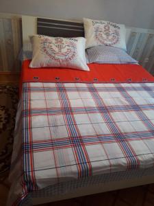 チョロノモスクにあるlarge apartment near seaのベッド(赤と白のプライドシーツ、枕付)
