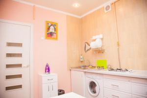 Port Imeni Leninaにある1-Bedroom Apartment on 12 of April Streetのバスルーム(洗濯機、シンク付)