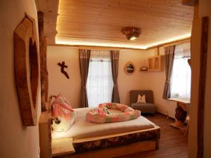 małą sypialnię z łóżkiem w domu w obiekcie Familienbauernhof Christa w mieście Rossleithen
