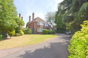 ein Haus mit einem davor geparkten Auto in der Unterkunft Oakleigh house in Stratford-upon-Avon