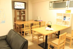 Kuchyň nebo kuchyňský kout v ubytování T and K Hostel Kobe Sannomiya East