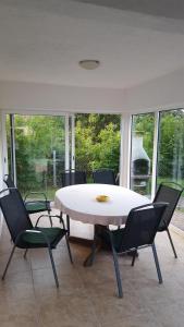 uma sala de jantar com uma mesa branca e cadeiras em Kuća za odmor Požeg em Stubicke Toplice