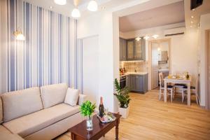 ein Wohnzimmer mit Sofa und Tisch in der Unterkunft Afroditi in Rethymno
