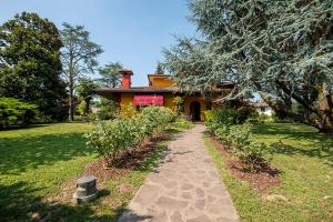 a walkway in front of a house at Villa Brama in Legnago