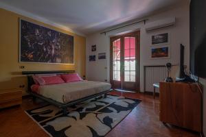 a bedroom with a bed with pink pillows on it at Villa Brama in Legnago
