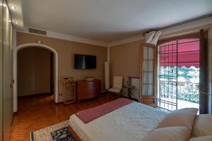 a bedroom with a bed and a large window at Villa Brama in Legnago