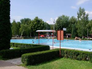 ein großer Pool mit Menschen im Wasser in der Unterkunft Rajna Vendégház in Bogács