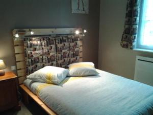 クリエル・シュル・メールにあるmaison floréalのベッド1台(枕2つ、ヘッドボード付)