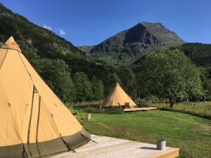 Afbeelding uit fotogalerij van Dalen Gaard camping og hytter in Geiranger