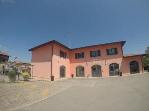 Quattro CastellaにあるHotel Barabbaの大きなピンク色の建物