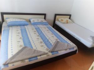 two beds sitting next to each other in a room at Apartments Jovanović in Perast